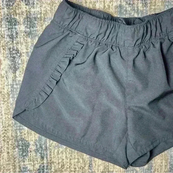 Old Navy Girl’s Ruffle-Front Dolphin-Hem Run Shorts in Black Size Medium (8) - Picture 4 of 11
